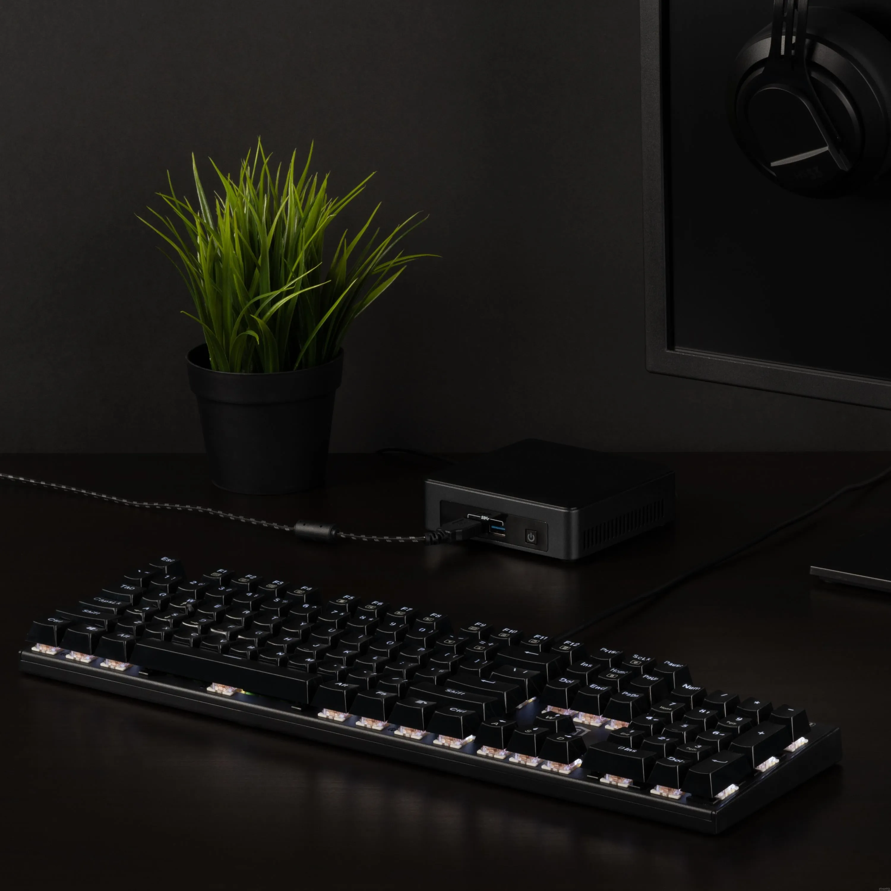 Plugable Compact 104-Key Mechanical Keyboard With Red-Style Switches